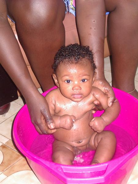 Encore la petite princesse de sa tatie ki prend son bain !!!!!